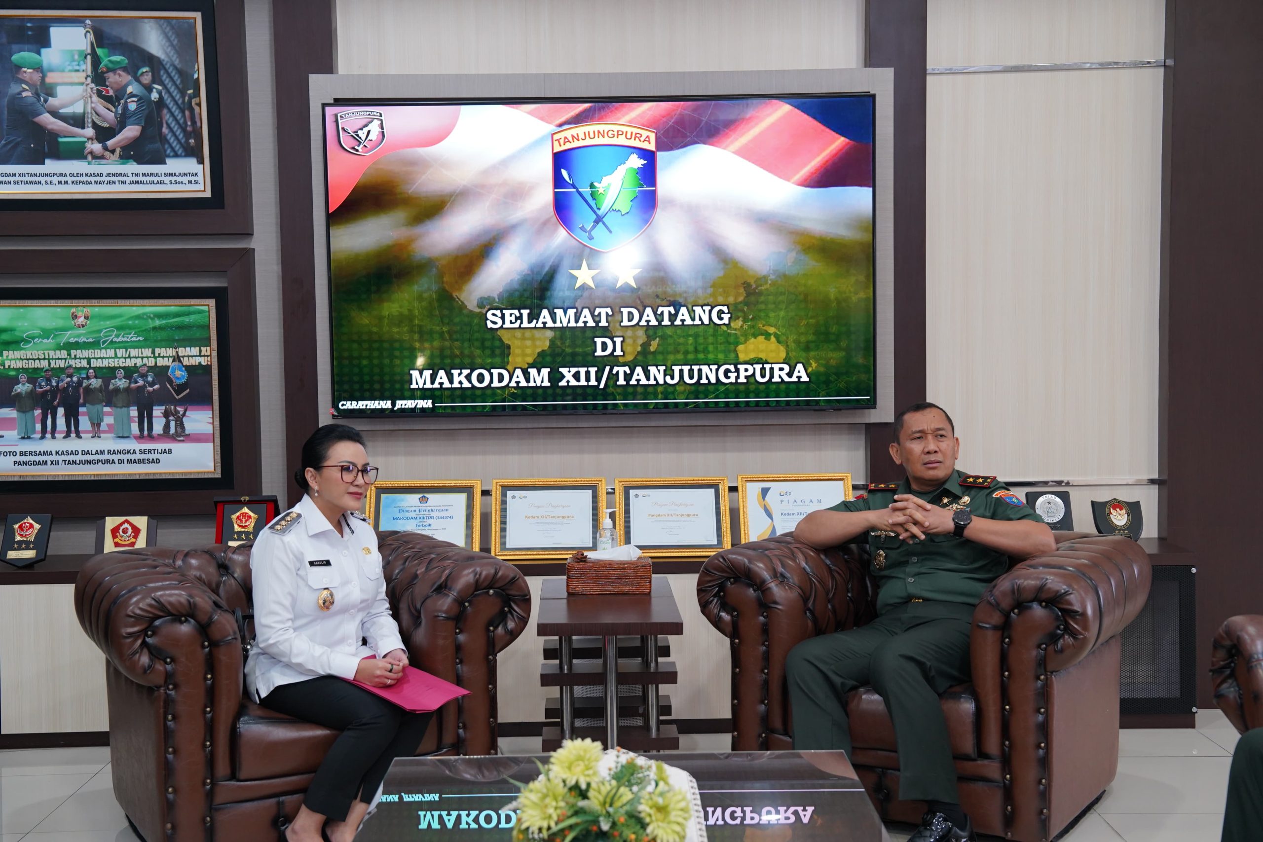 Terima Kunjungan Silaturahmi, Pangdam XII/Tpr Beri Surprise Bupati Landak